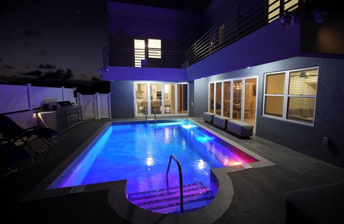 Keizer Hill Villa | Luxury 6BR Villa w/Pool, Rooftop Deck & lower level Lounge/2 Car garage/AC