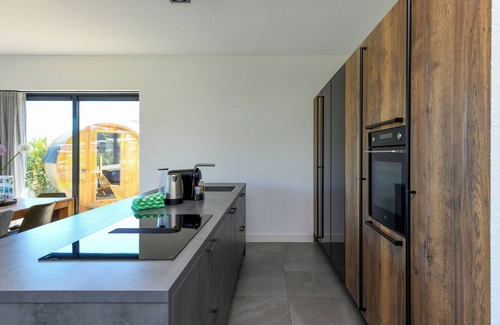 Zeewolde House | Luxury 8-person villa by the water with private jetty, hot tub and Finnish sauna. Perfect for a relaxing stay!