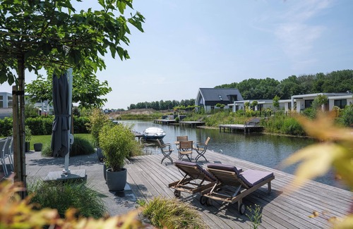 Zeewolde House | Luxury 8 person villa on the water with private jetty. Including 2 SUPs, barbecue and wood stove. Enjoy the spacious garden on the southwest and the beautiful wooded and watery surroundings!