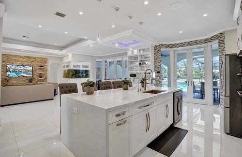 Davie House | Luxury 8BR Estate w/POOL & Gameroom - 24 Guests