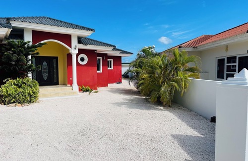 Grote Berg Villa | LUXURY 9 PERSON VILLA WITH PRIVATE POOL VERY CENTRALLY LOCATED ON DUSHI CURAÇAO