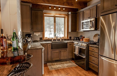 Remsen House | Luxury Adirondack 14ft Water Wheel Cabin with Lake Access & HOT TUB