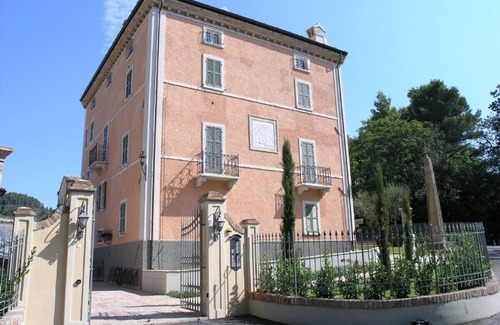 Bargni Apartment | Luxury air conditioned apartment with swimming pool and tennis court