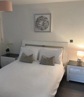 Cathedral Quarter Apartment | LUXURY Apartment Belfast City Centre overlooking Custom House Sqaure