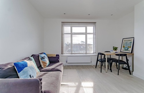 Broad Green Apartment | Luxury apartment with workspace
