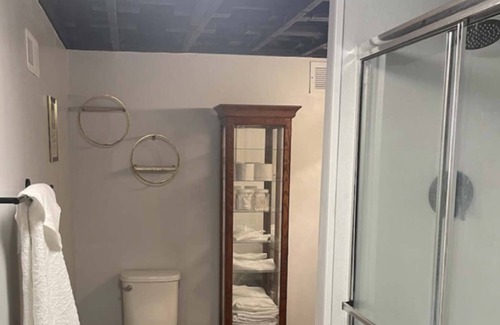 Dellwood House | Luxury Basement Studio Apartment with Private Entrance