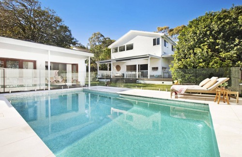 North Manly Apartment | Luxury Beach House with Pool Near to Manly Beach