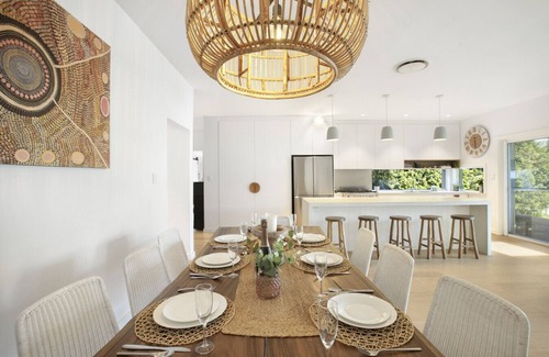 North Manly Apartment | Luxury Beach House with Pool Near to Manly Beach
