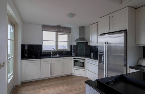 Makkum Cabin | Luxury Beach Villa with balcony, terrace, fireplace, and panoramic IJsselmeer views at Beach Resort Makkum.