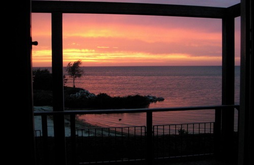 Makkum Cabin | Luxury Beach Villa with balcony, terrace, fireplace, and panoramic IJsselmeer views at Beach Resort Makkum.