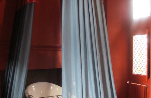 Onet-le-Chateau House | Luxury Bed and Breakfast in a park .Parking
