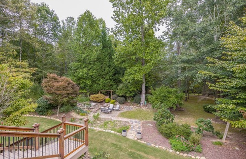 Tate House | LUXURY Bedding~8 Beds~Fully Stocked Kitchen~Spacious Secluded Estate ~ Sleeps 13