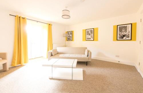 Bristol Apartment | Luxury Breakfast at Tiffany's Theme with FREE PARKING by Prescott Apartments