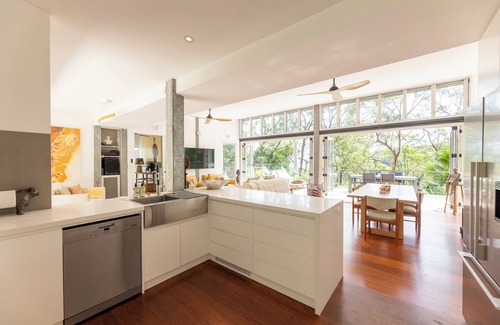 Killcare House | 🌿 Luxury Bush + Beach Retreat | Pool, Cedar Hot Tub & Private Nature Trails
