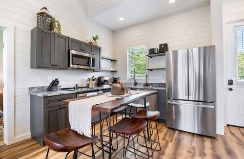 Sevierville Apartment | Luxury Cabin Lake Views EV Charger Game Room