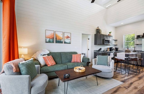 Sevierville Apartment | Luxury Cabin Lake Views EV Charger Game Room