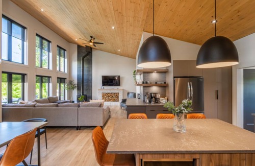 Lac du Bonnet Cabin | Luxury Cabin on the creek, with sauna, in Lac Du Bonnet, Manitoba (sleeps 8)