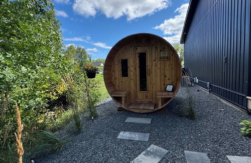 Lac du Bonnet Cabin | Luxury Cabin on the creek, with sauna, in Lac Du Bonnet, Manitoba (sleeps 8)