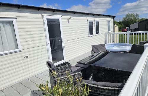 Tattershall House | Luxury Caravan 3 Bedroom 8 berth With Hot-tub 6 Guests Per Stay and above require a bond