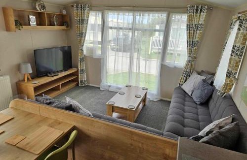 Tattershall House | Luxury Caravan 3 Bedroom 8 berth With Hot-tub 6 Guests Per Stay and above require a bond