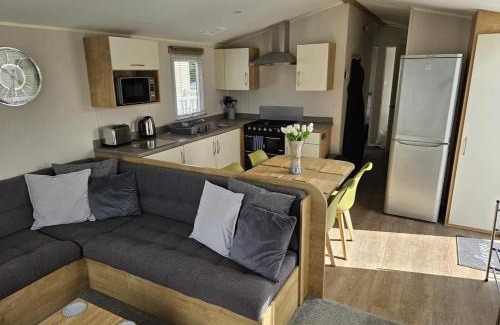 Tattershall House | Luxury Caravan 3 Bedroom 8 berth With Hot-tub 6 Guests Per Stay and above require a bond