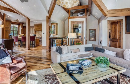 Aspen House | Luxury Chateau Waters: Only 2 Blocks to the Aspen Mountain Gondola with A/C!