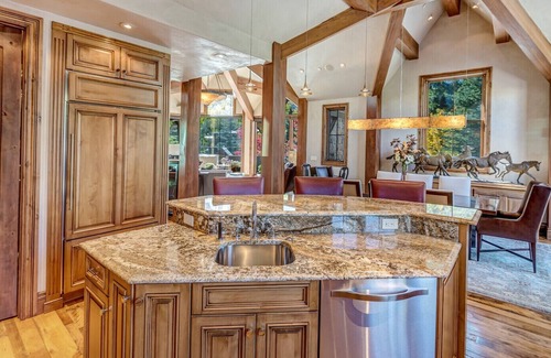 Aspen House | Luxury Chateau Waters: Only 2 Blocks to the Aspen Mountain Gondola with A/C!