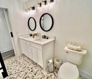 Gainesville House | Luxury City Loft in Gainesville B