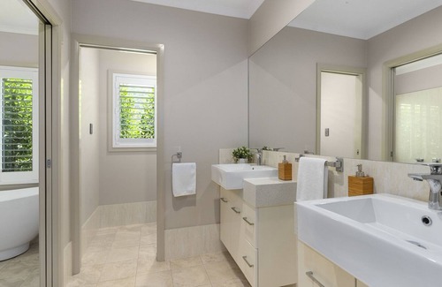 Korora House | Luxury Country Home, 5 mins to the beach, less than10 mins to restaurants / bars