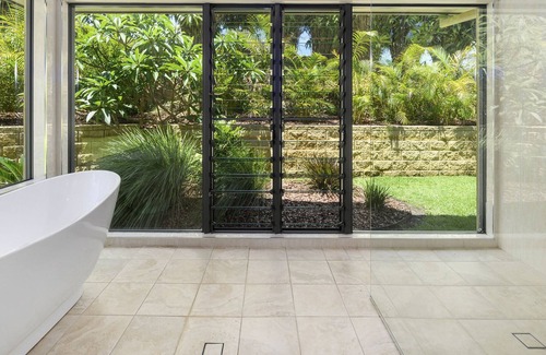 Korora House | Luxury Country Home, 5 mins to the beach, less than10 mins to restaurants / bars