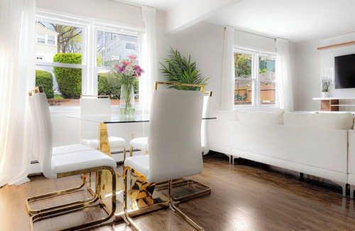 White Plains House | Luxury Designer Home near NYC + Free Parking Right Side