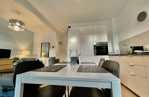 Klein-Antwerpen Apartment | Luxury Dlx 1BR Near Fashion District by Oneluxstay