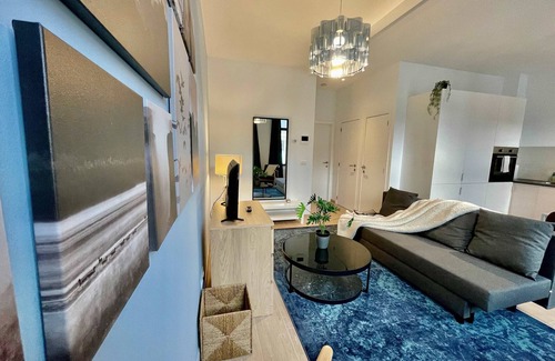 Klein-Antwerpen Apartment | Luxury Dlx 1BR Near Fashion District by Oneluxstay