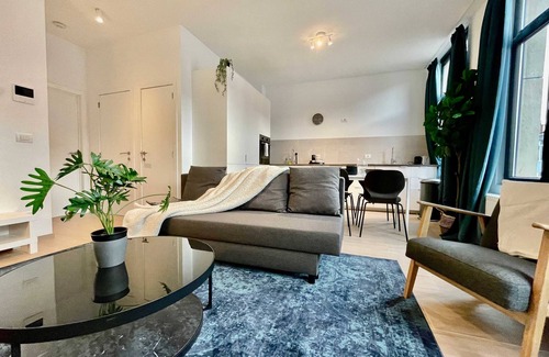 Klein-Antwerpen Apartment | Luxury Dlx 1BR Near Fashion District by Oneluxstay
