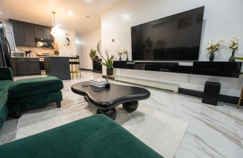 Canarsie House | Luxury Entire 2-Bedroom Brooklyn stay Free Parking & Laundry on-site