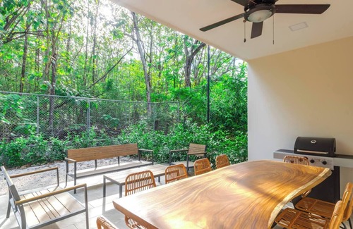 Villarreal Apartment | Luxury Escape: 3BR, Jacuzzi, Pool, Prime Location