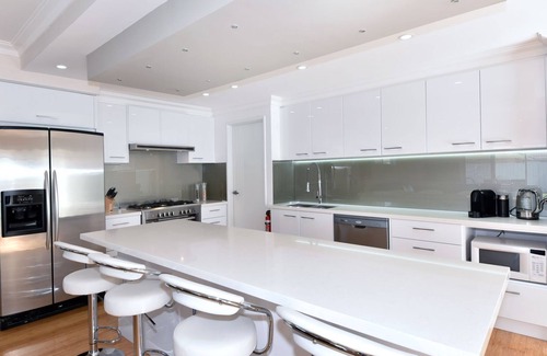 Yokine House | Luxury Family home w/2 living rooms-5min from golf course and close to CBD