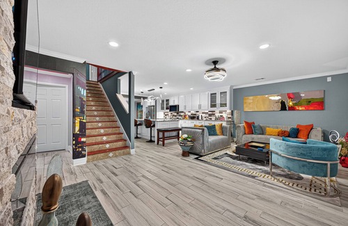 Rosenberg House | Luxury Family Stay Private Patio WiFi Workspace