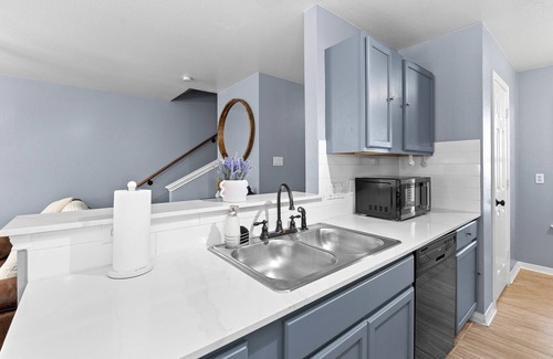 Franklin Park House | Luxury farmhouse A - 10 min from DT - sleeps 10