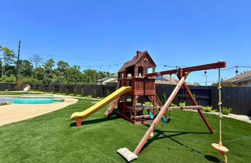 Atascocita House | Luxury Getaway w Pool, Sauna, Gym and Lagoon