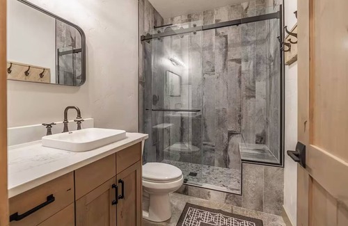 Coram Condo | Luxury GNP Gem-Sleeps 11-Hot Tub-Scenic Retreat Near Glacier Park- 7 mi to GNP