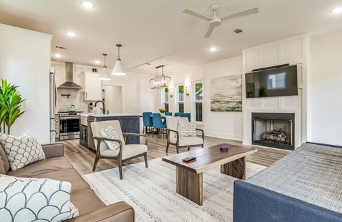 Sanders Beach House | Luxury Heated Pool Home 3 King Beds 15min To Beach