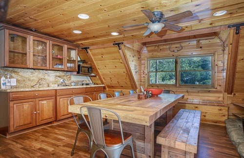 Pine Cove Cabin | Luxury Hilltop Log Cabin On 4.5 Acres. Panoramic Views and Pet Friendly