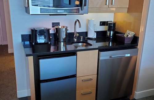 Las Vegas Strip Hotel | Luxury Hilton Elara ~ No Resort Fees