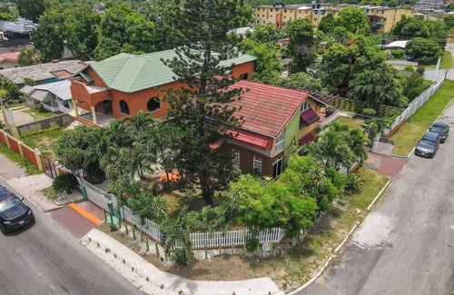 Camperdown House | Luxury Home in Kingston City, away from the hustle and bustle!