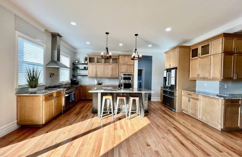 Otterbien Home Villa | Luxury Home Incredible master suite Liberty Twp OH