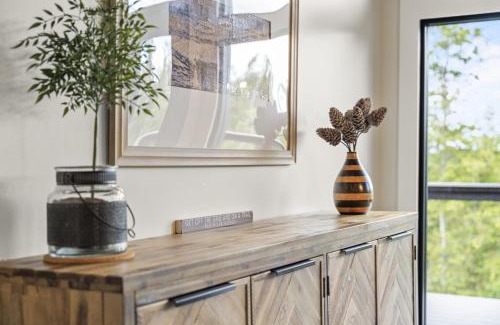 Campton House | Luxury Hot-Tub WiFi - A Red River Barnhouse