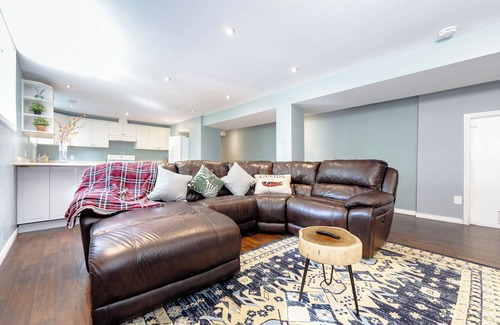 Keswick Cottage | Luxury Lake Simcoe Lakehouse · 6BR · Sandy Beach · Hot Tub · Sunset Views