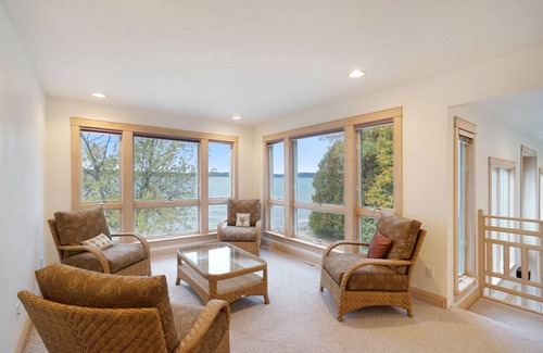 Beulah House | Luxury Lakefront Home