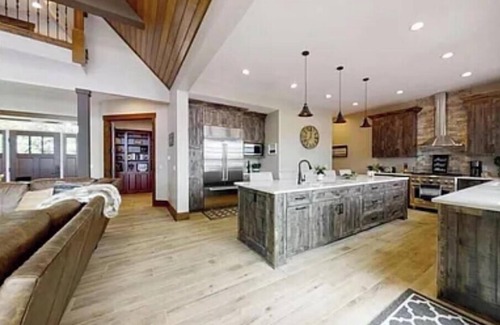 Lake Shangrila Resort | Luxury Lakefront Retreat on Lake Shangrila - 120 ft Beach, Golf Simulator & More